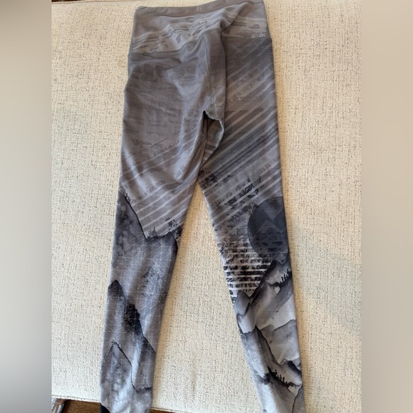 The North Face Women's Mountain Print Gray Leggings - Picture 6 of 7